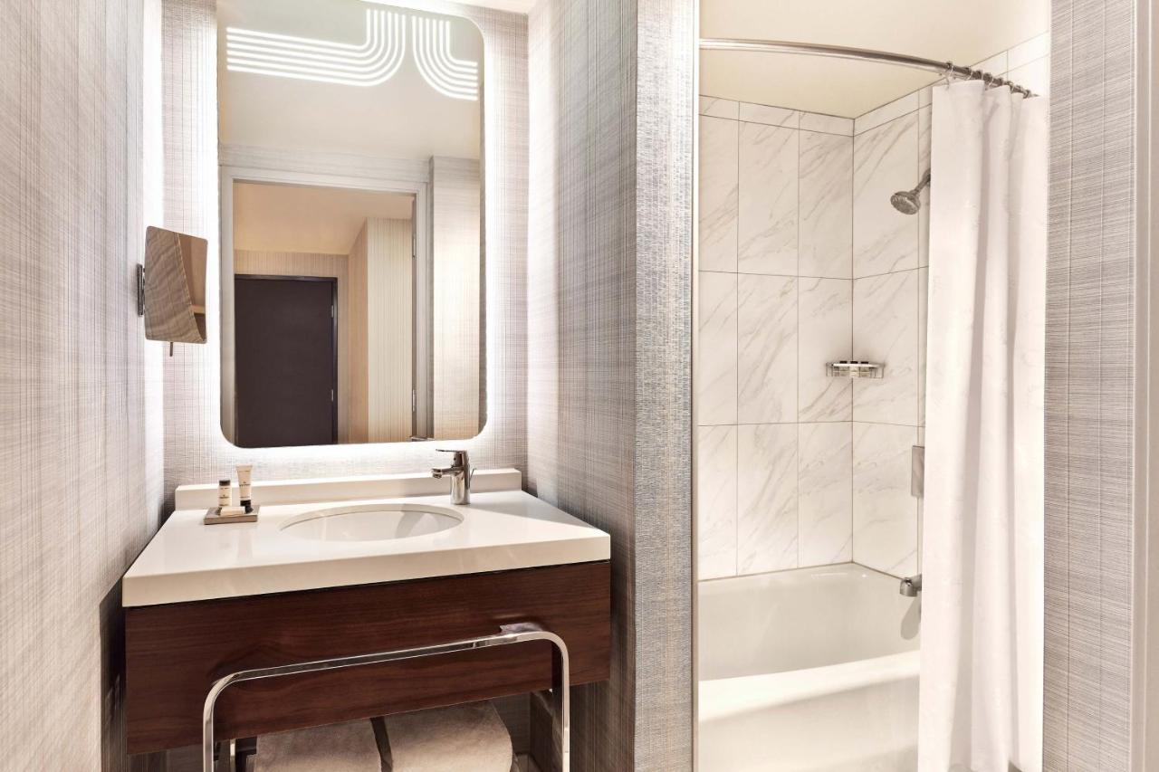 Sheraton Grand Angeles Hotel 4*